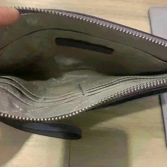 Michael Kors 2 in 1 wristlet Clutch - Picture 6 of 16